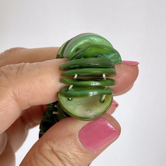 Green Mother Of Pearl Organic D Shape Shell Stretch Bracelet 6.3” - Picture 6 of 6